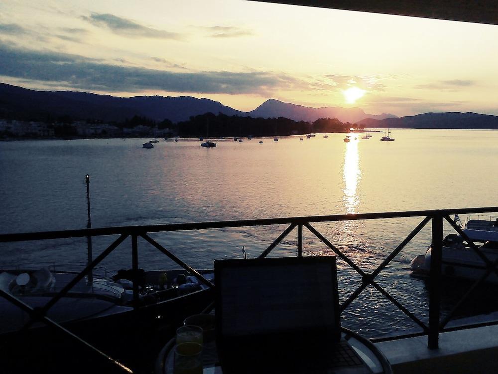 The Manessi City Boutique Hotel Poros Town Extérieur photo