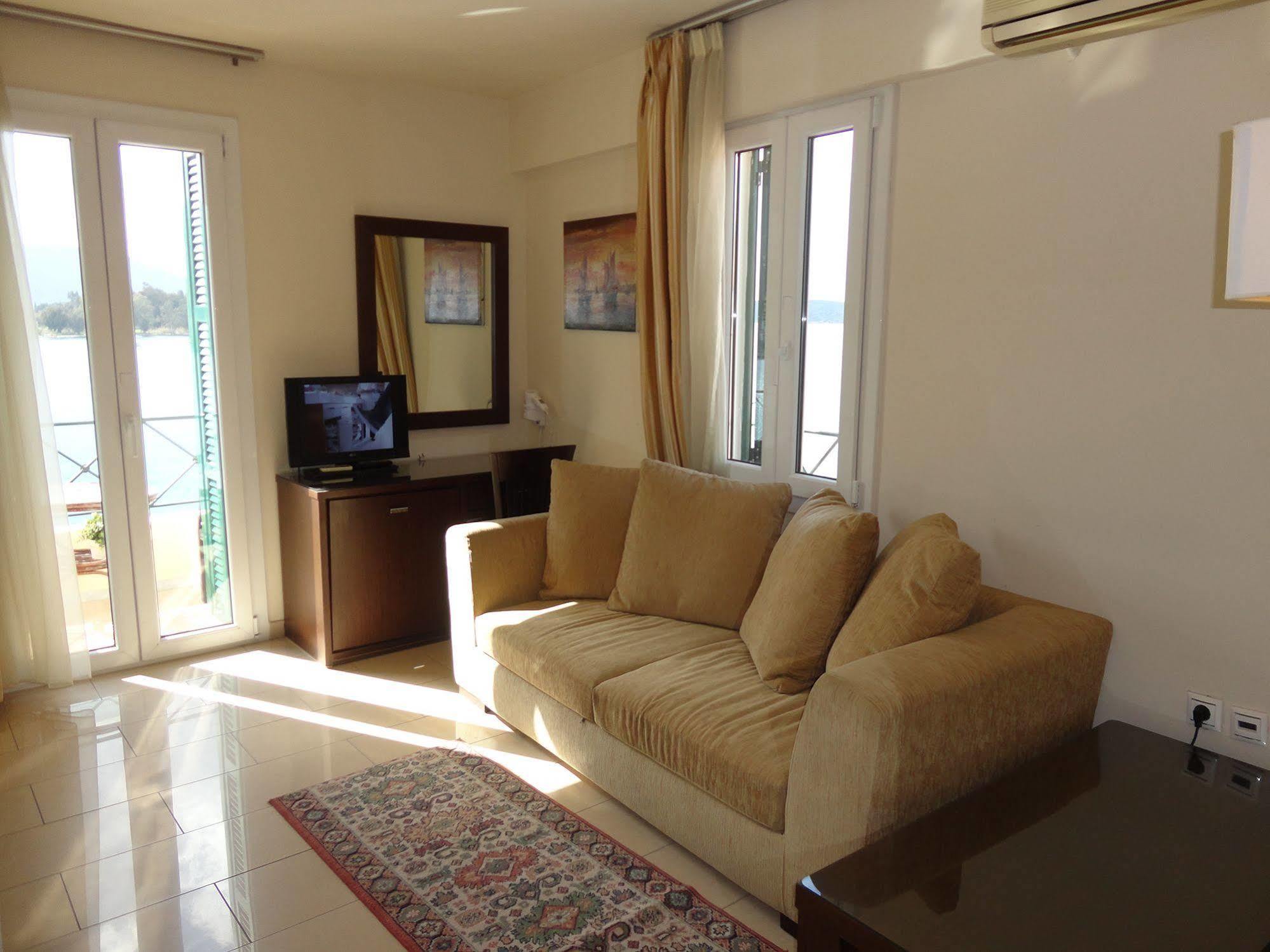 The Manessi City Boutique Hotel Poros Town Extérieur photo
